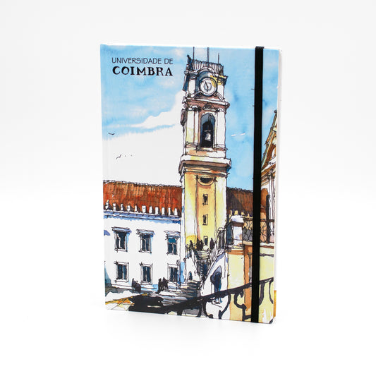Bloco de Notas A5, com folhas lisas e uma belíssima ilustração da Torre da Universidade de Coimbra, criada pelo artista Pedro Alves.
